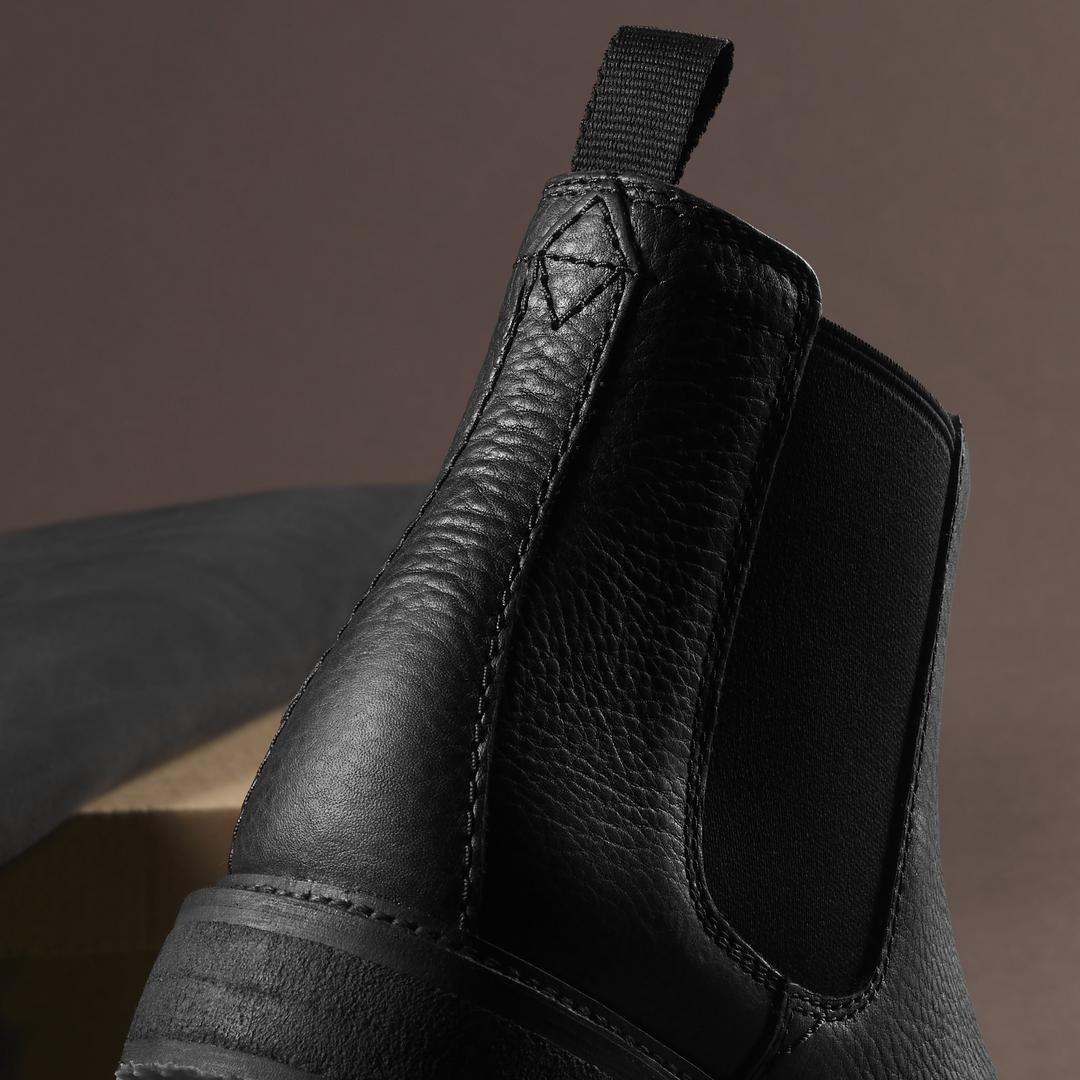 Mens Clarkdale Easy Black Leather Chelsea Boots - Image 2